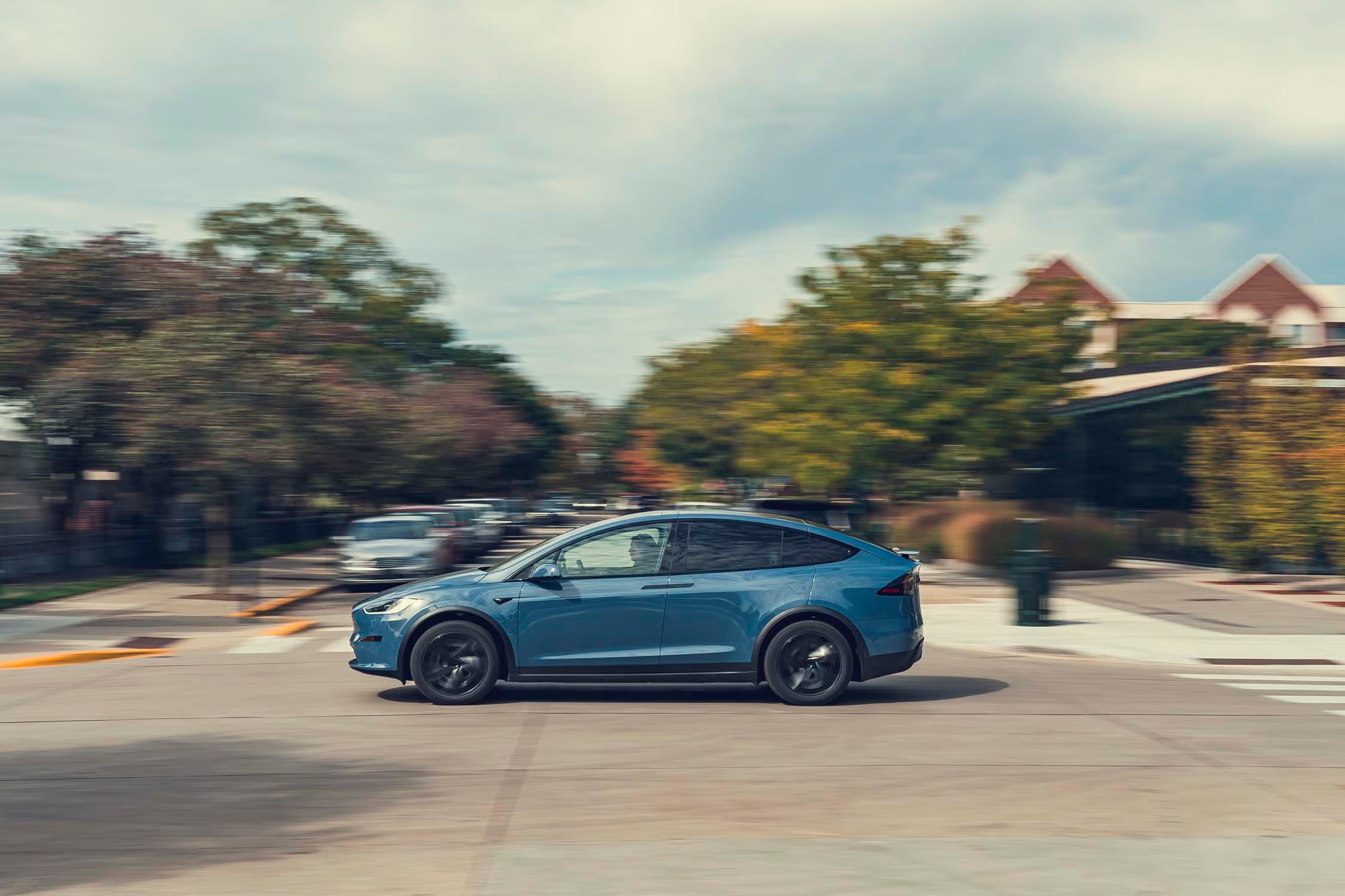 美国汽车媒体 car and driver 发了一篇特斯拉 Model X 减重