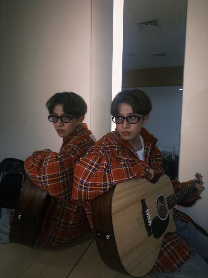 王一珩眼镜中分造型  王一珩直发中分 王一珩的眼镜中分造型，是其颜值与时尚的完美