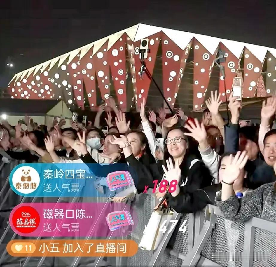 乡党太给力，给足了董宇辉排面，队伍长的快排到北京了。

现场几千人大喊“宇辉，宇