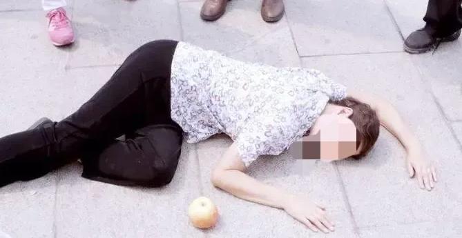 “碰瓷无底线？”河南，大妈见宾馆门口有人发喜糖，便钻进人群去抢，结果刚一走出来，