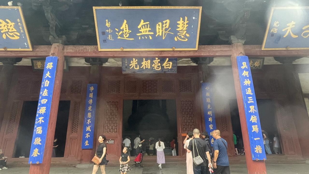 第一次认真参观正定隆兴寺，没想到里面的佛像是那么美，还有6项全国之绝。
做为石家