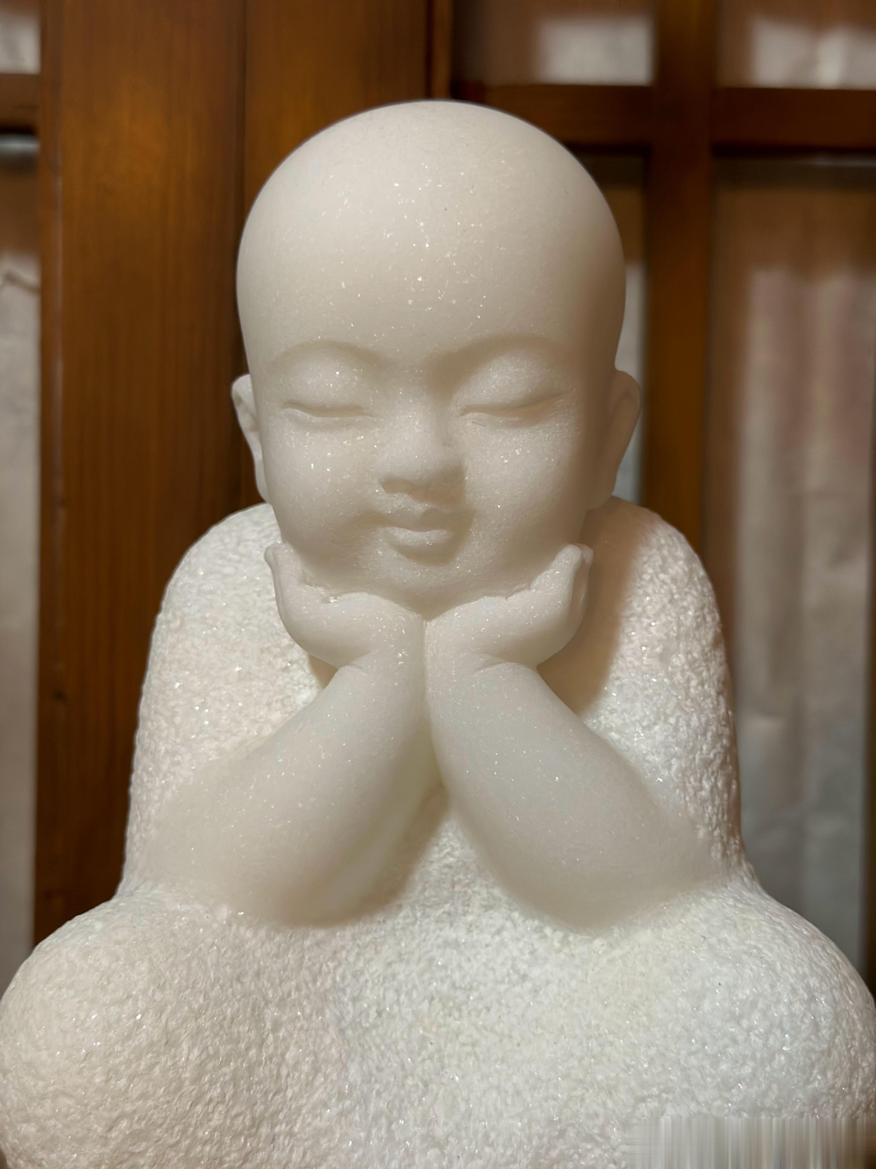 下山途中，路遇一小店，见到了这尊小沙弥，萌态可掬，低调的闪闪发光。老板淡淡地给我