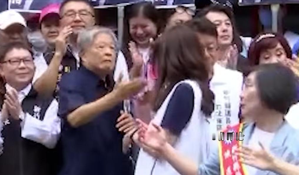 污辱性强，伤害性也大。
台湾资深媒体人单厚之发文写道：“郑丽文去年11月就任国民
