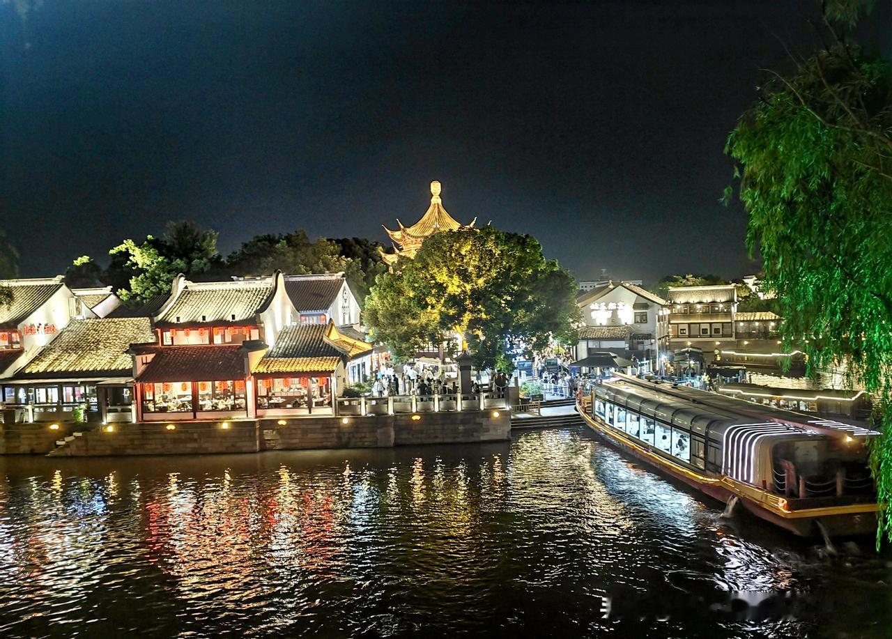 [玫瑰][玫瑰][玫瑰]夜游苏州山塘河和护城河，那感觉绝了！华灯初上，灯光倒映在