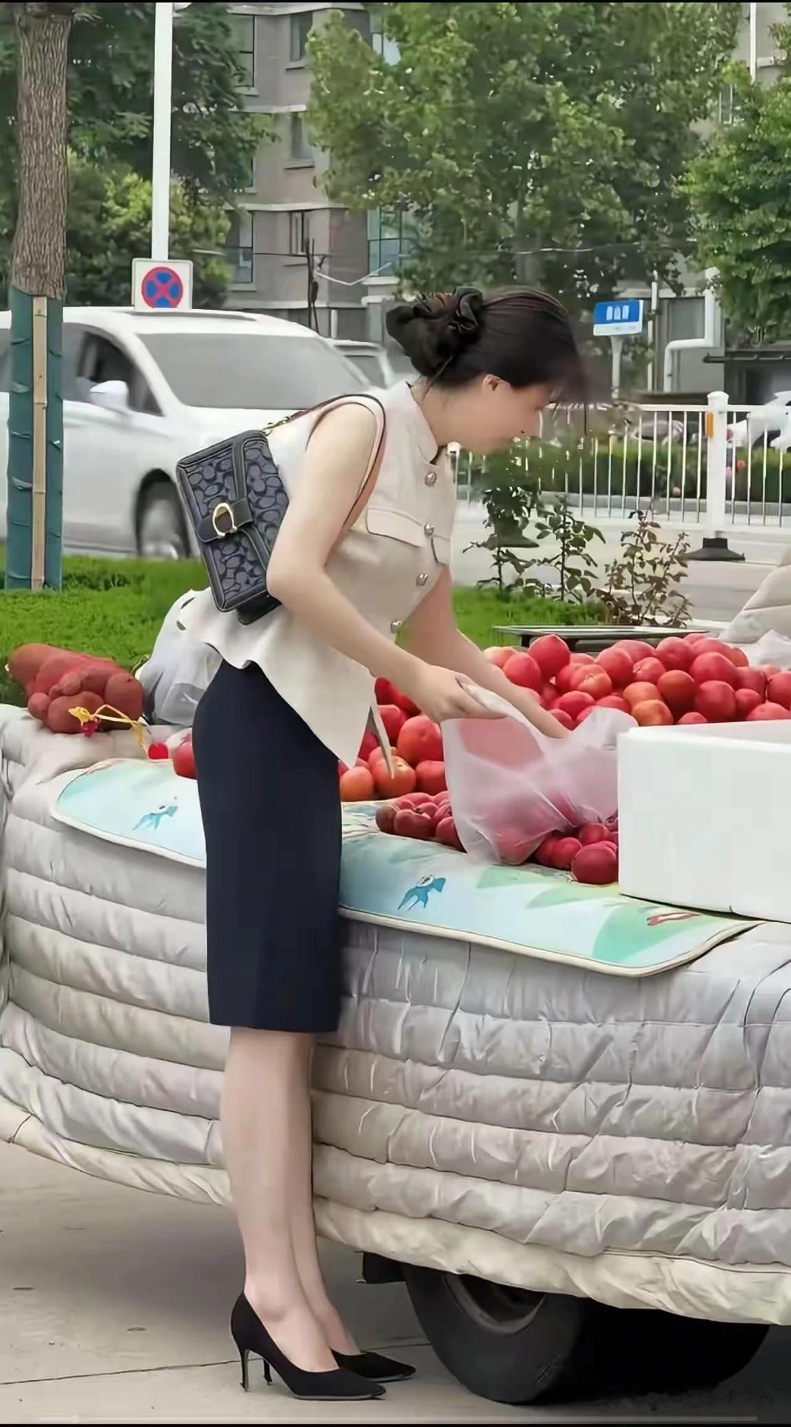 夏天的风
夏天的雨
夏天的你
才是夏天
最美的风景

夏日的风在路上 清风吹过的