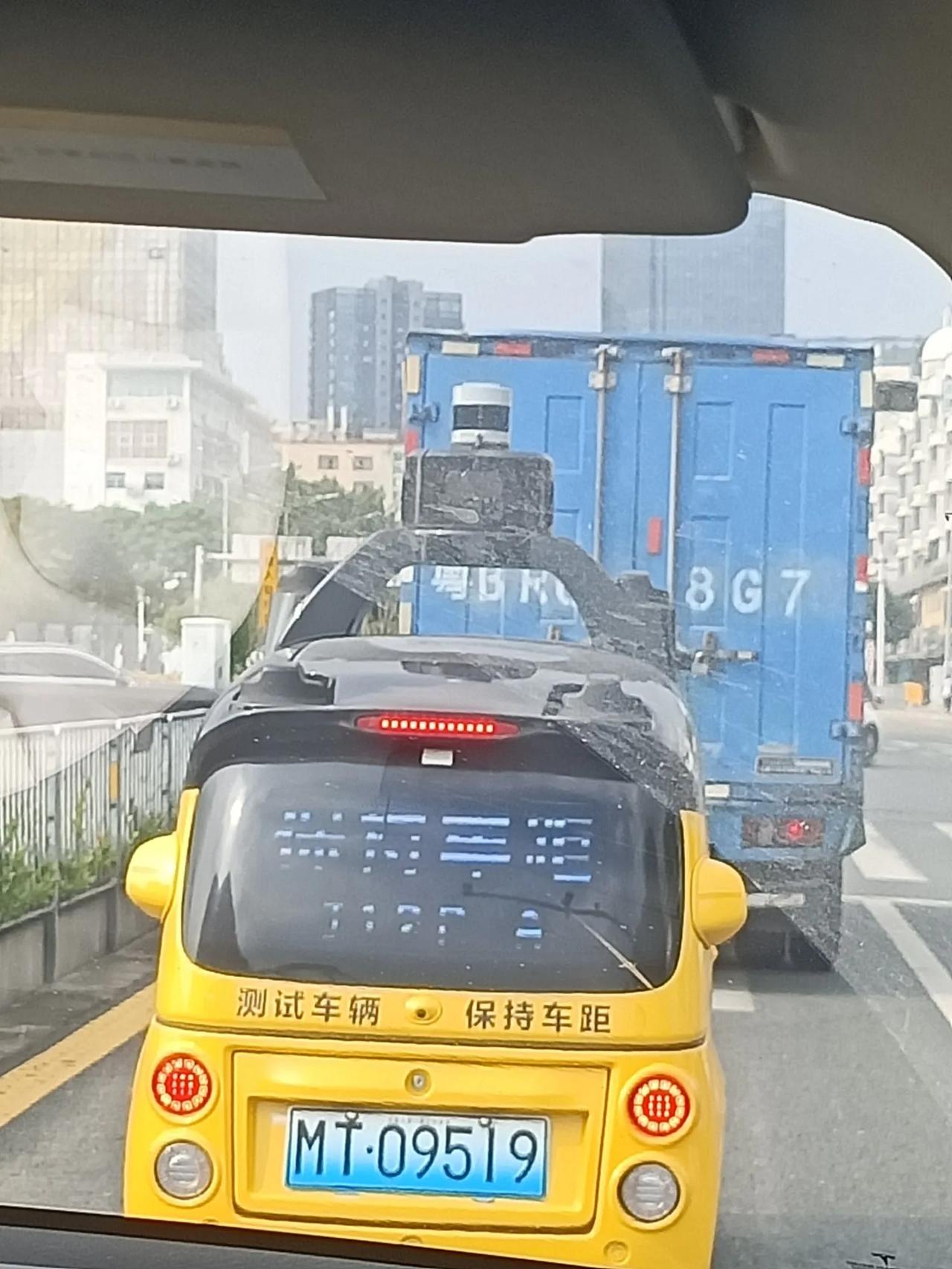 今天出门，路上有行进的检测车，看样子像某团的外卖车，看样子，再不努力，以后连送外