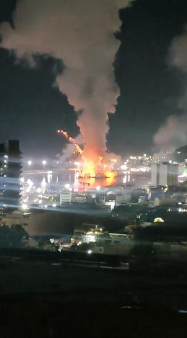 美军轰炸委内瑞拉，大批美军特种兵乘坐直升机，突袭委内瑞拉首都，抓捕马杜罗！

2