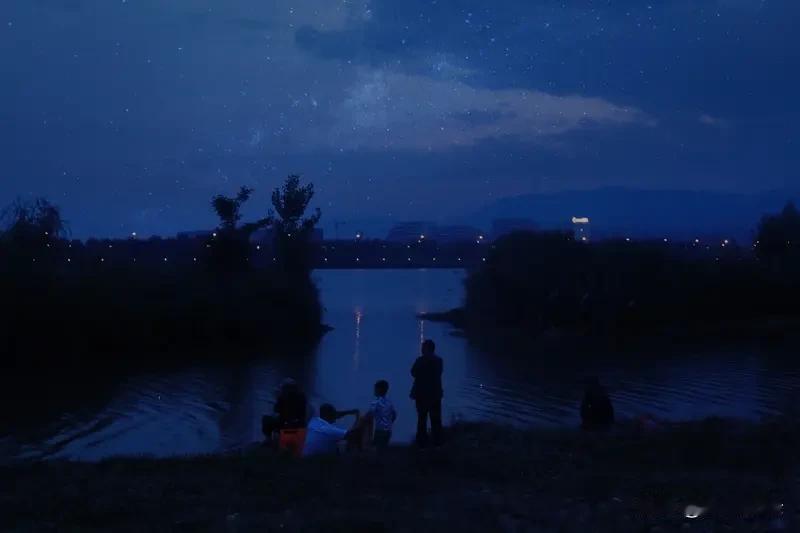 人生也许是
一半快乐
一半忧愁
有时感觉自己明明尽了力的事情
却达不到预期的效果