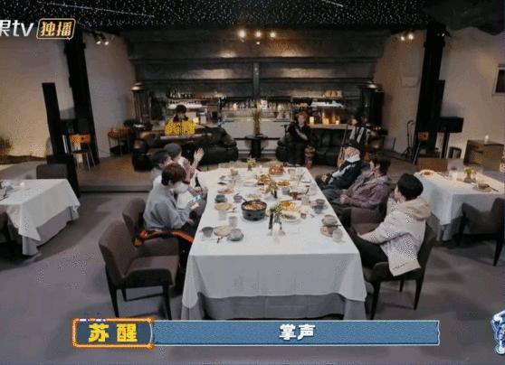 王铮亮李昊场外队友给足安全感听王铮亮弹琴，李昊唱粤语，兄弟们场外和声，这《场外队