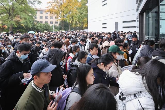 事业编就这么香吗？一个岗位，9310人报名，仅报名费就93万之多。

大家都懂事