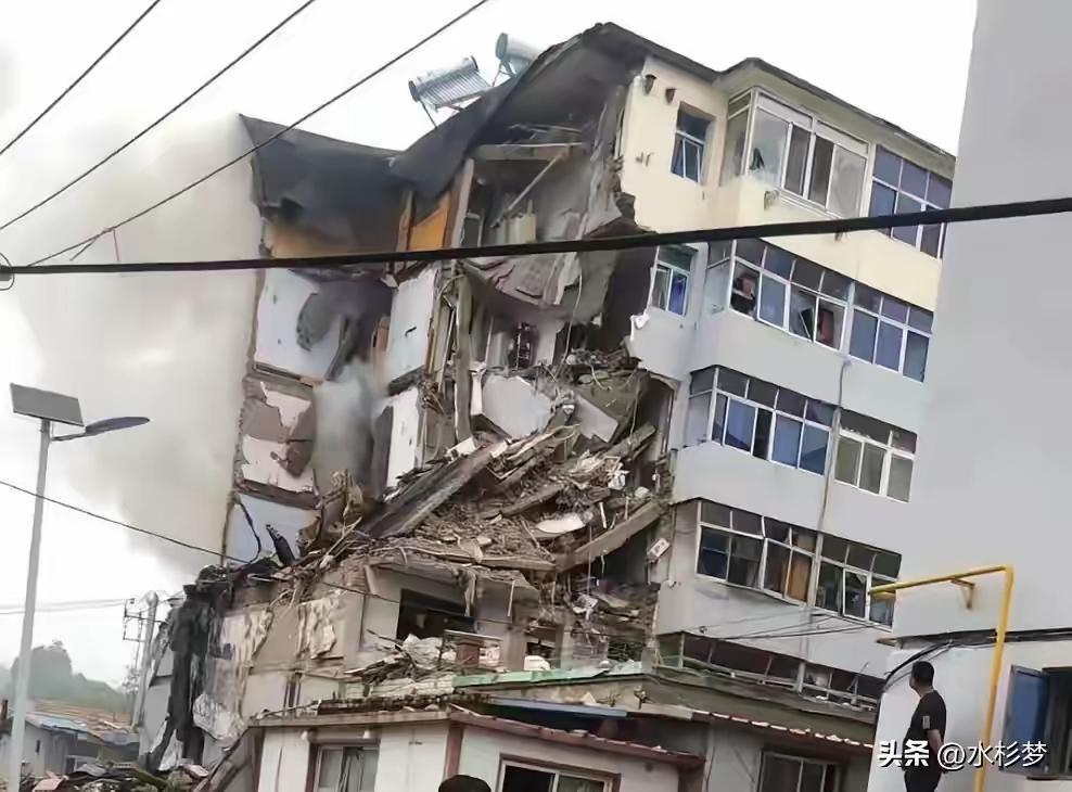 葫芦岛南票爆炸真惨

明明是老旧小区六层砖混楼

住户用液化气罐本就风险高，物业