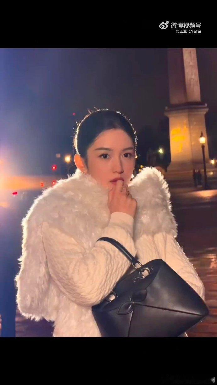 王亚飞给周也化巴黎春天妆 亚飞的化妆功底绝了！周也这组巴黎春天妆造温柔又灵动，眉