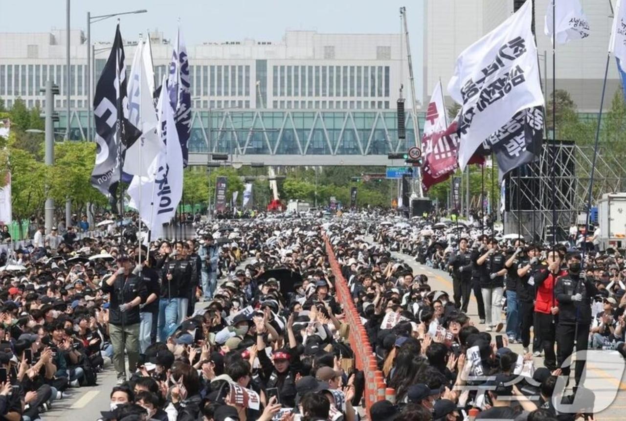 【韩国三星电子工人因是否取消奖金上限问题举行预告下个月将举行大罢工的示威集会。】