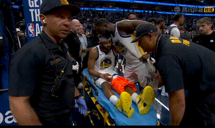 追梦格林拥抱鼓励穆迪勇士vs独行侠