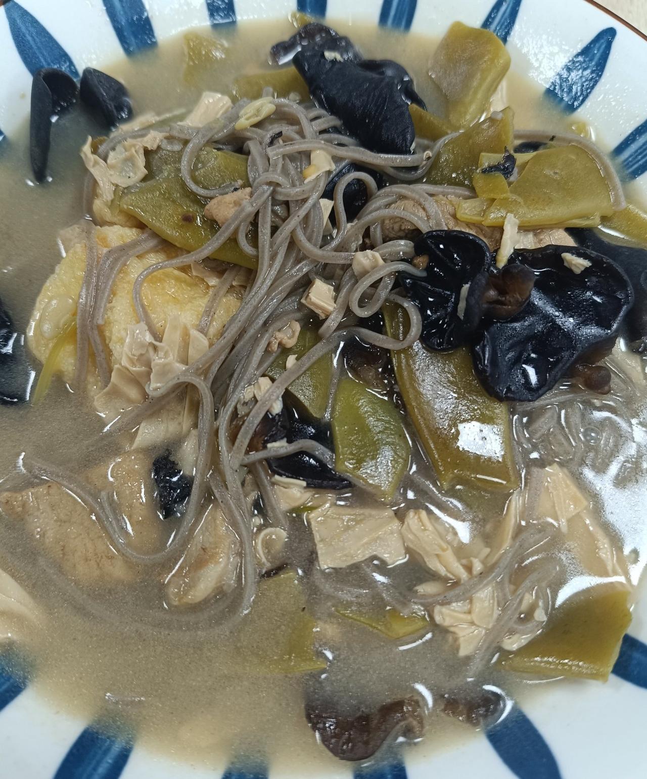 打工人的午饭，真的是能吃饱就行啊，只要能吃饱，不要求吃多好，能省点是一点啊，挣钱