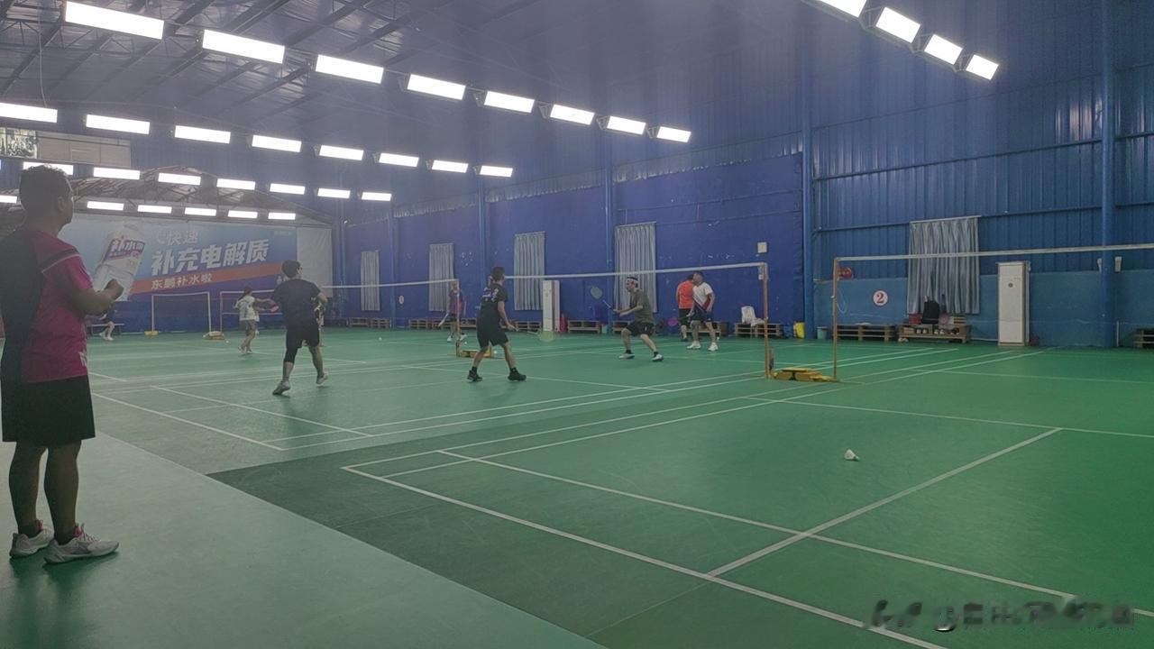 元旦三天，打了四场羽毛球！
两场激烈的，两场一般养生球！
刚刚回来时在想，年过5