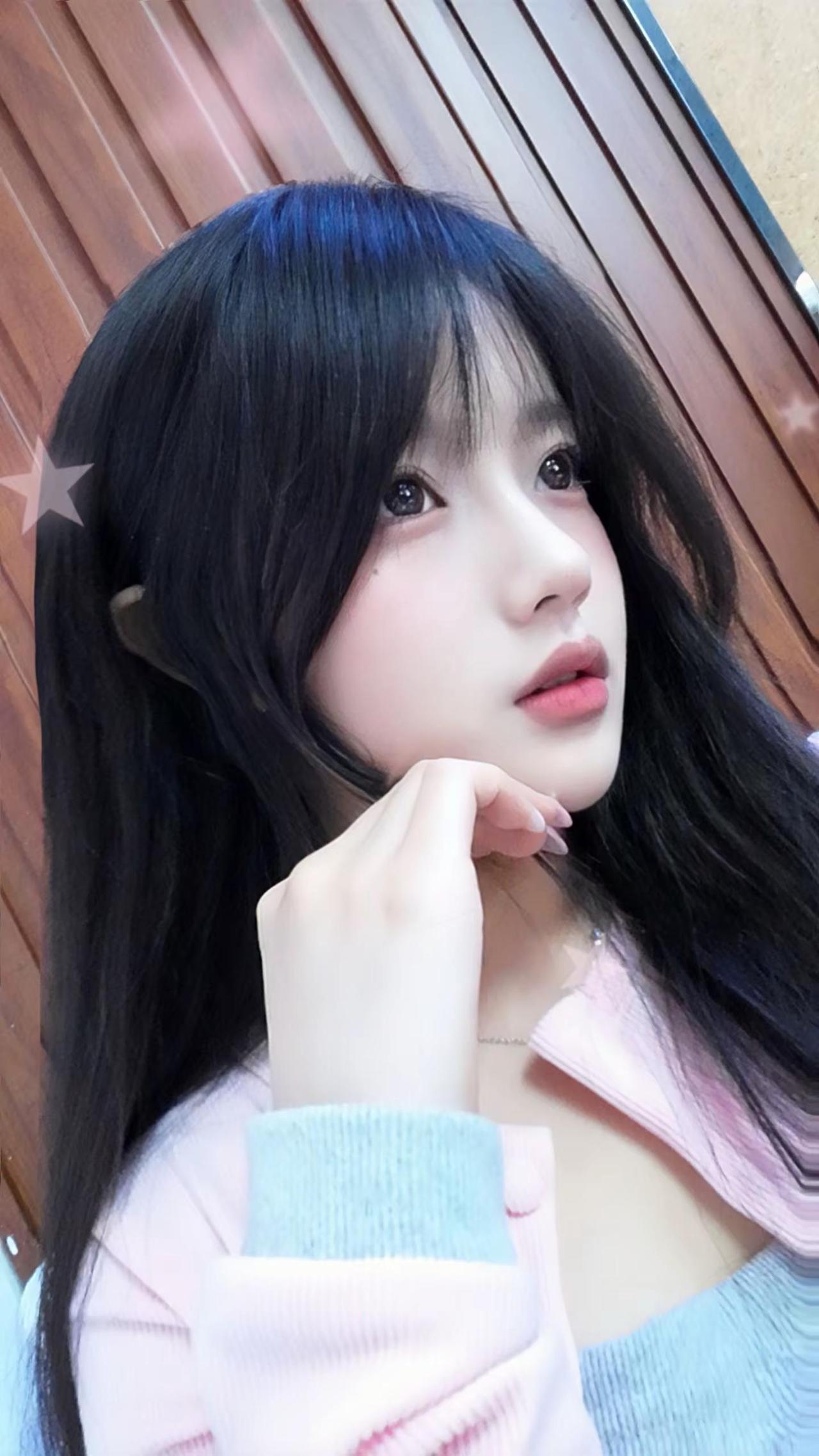 你的眼睛里有海 烟波蓝 两颗黑瞳是害羞的 泅泳的小鲸