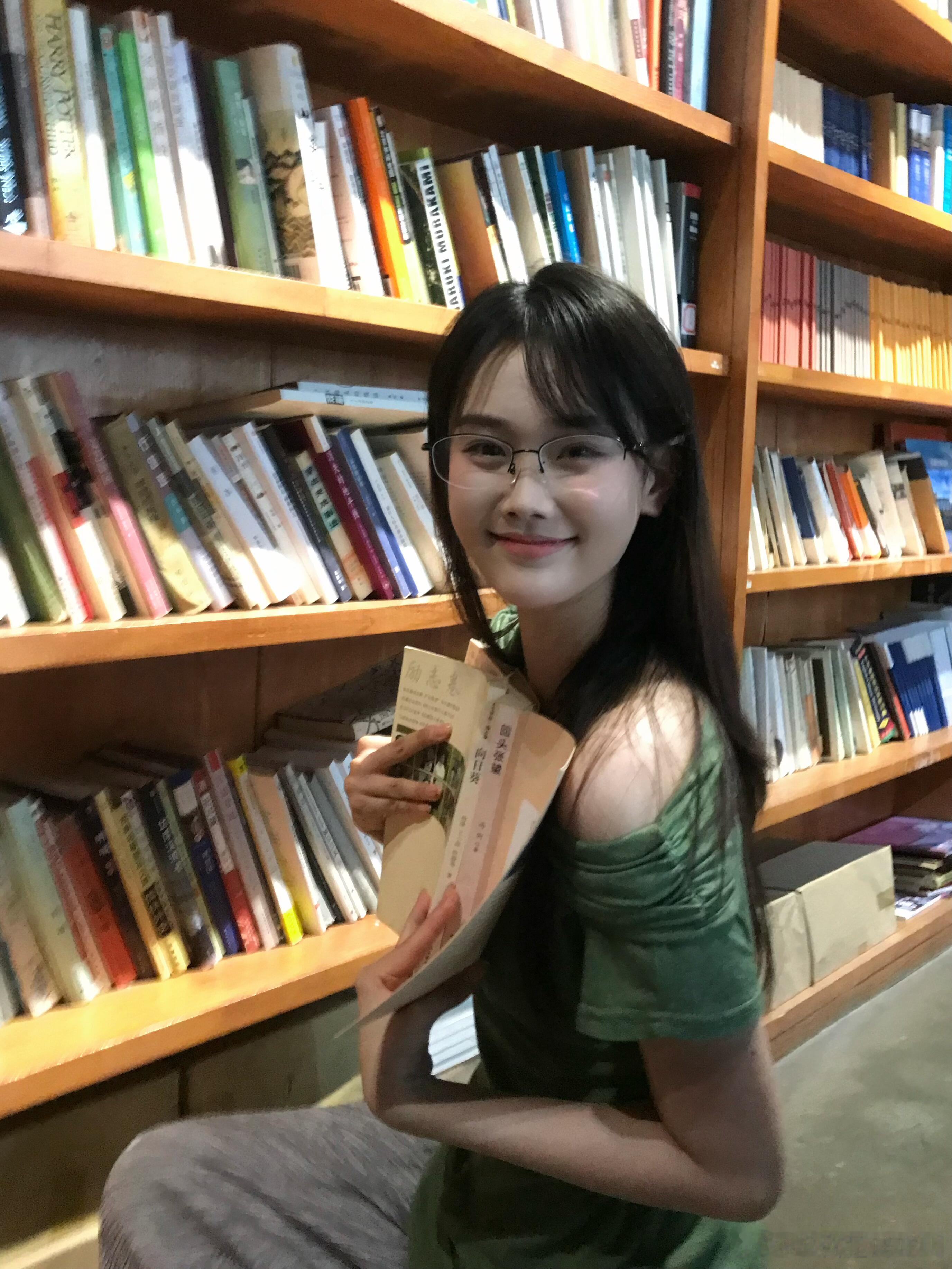 张颖菲 《真千金她是学霸》女主 21岁的小妹妹 ​​​