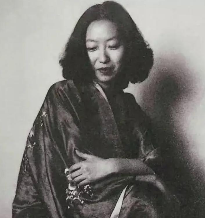 张爱玲的10大人间清醒语录，读懂了就不再纠结。
除了爱情里的“卑微”，张爱玲更是