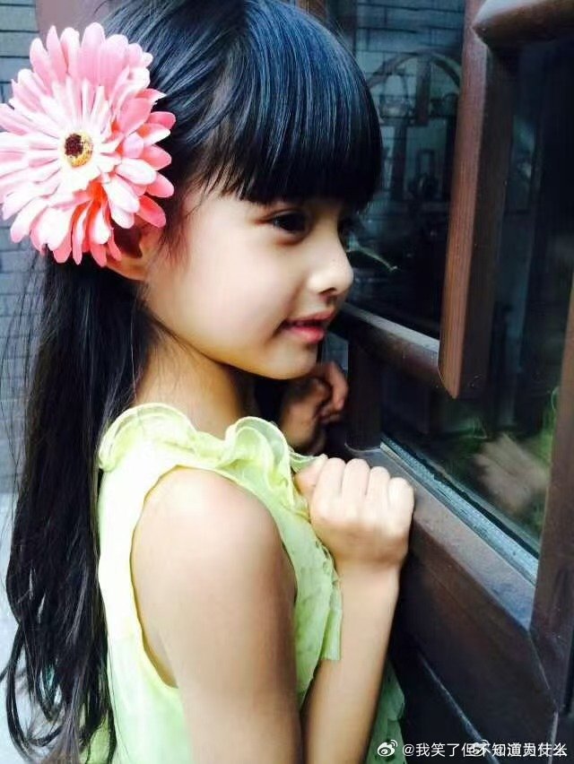 艾米晒幼时照片 艾米晒儿时六宫格 好可爱 