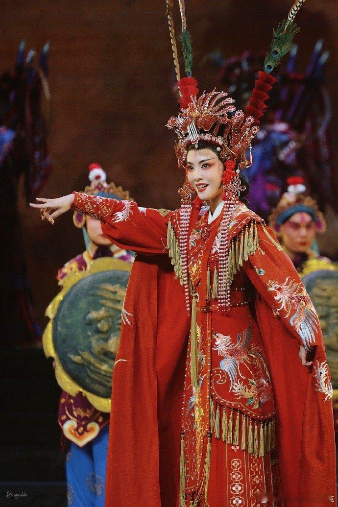 李云霄好红 李云霄时装二月刊红衣封面美绝，繁花花灯衬东方韵致，戏台红甲穆桂英飒爽