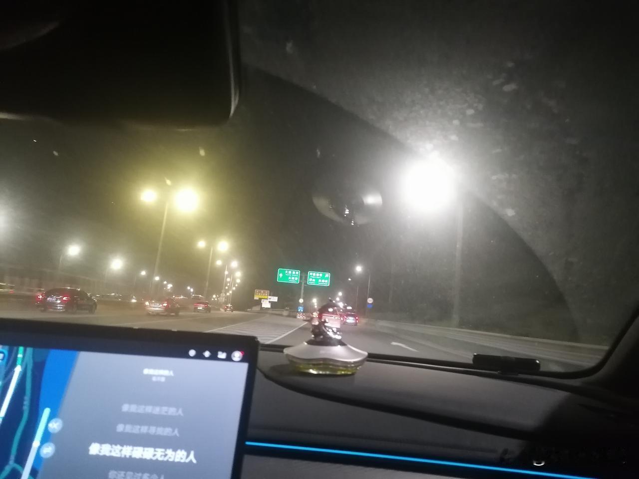 隧道里灯火通明，隧道外路灯串成链，到处华光溢彩！