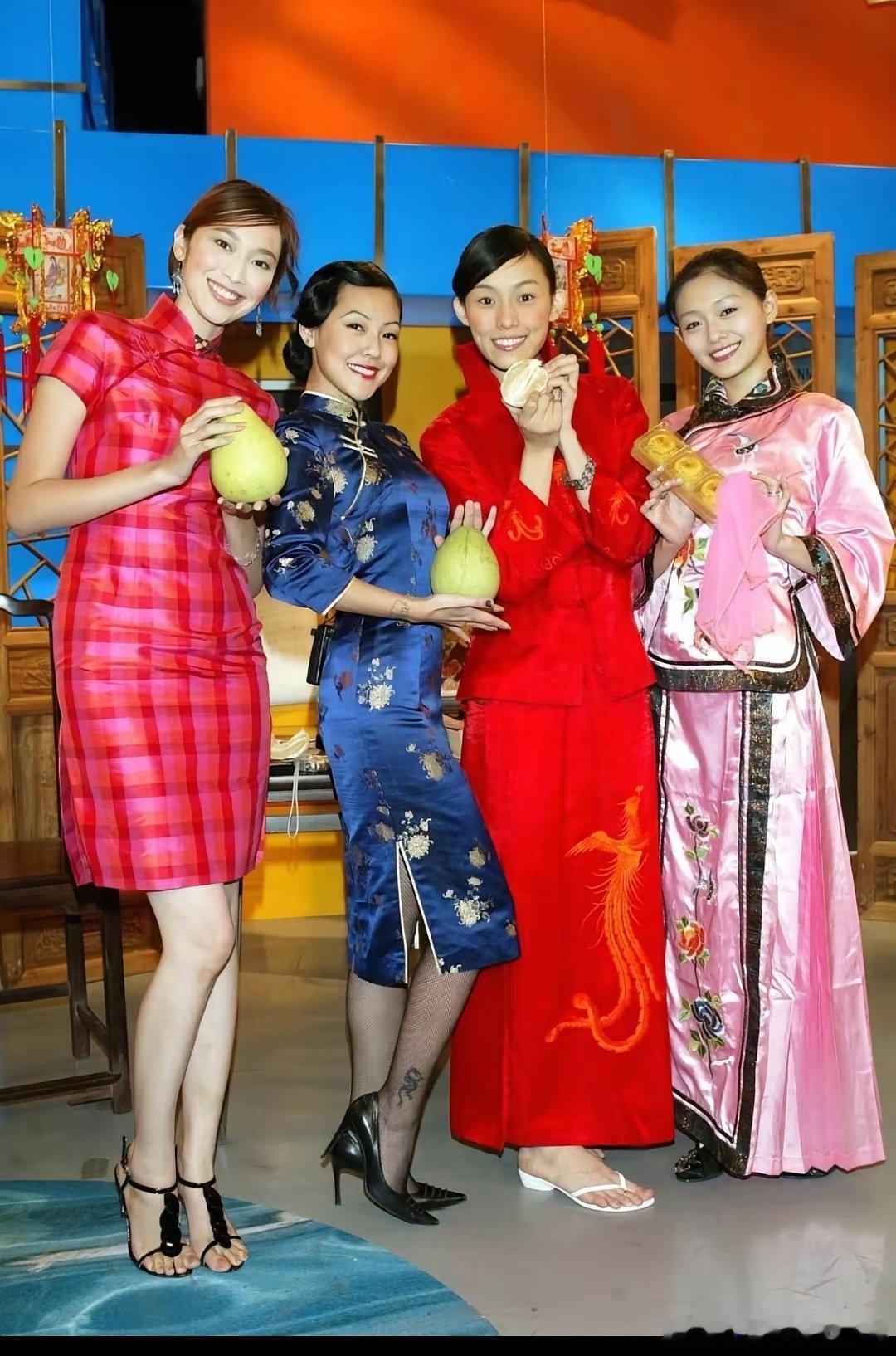 好有年代感的照片吴佩慈好漂亮范玮琪长的像男人，小S真的好喜欢凹身材！ ​​​