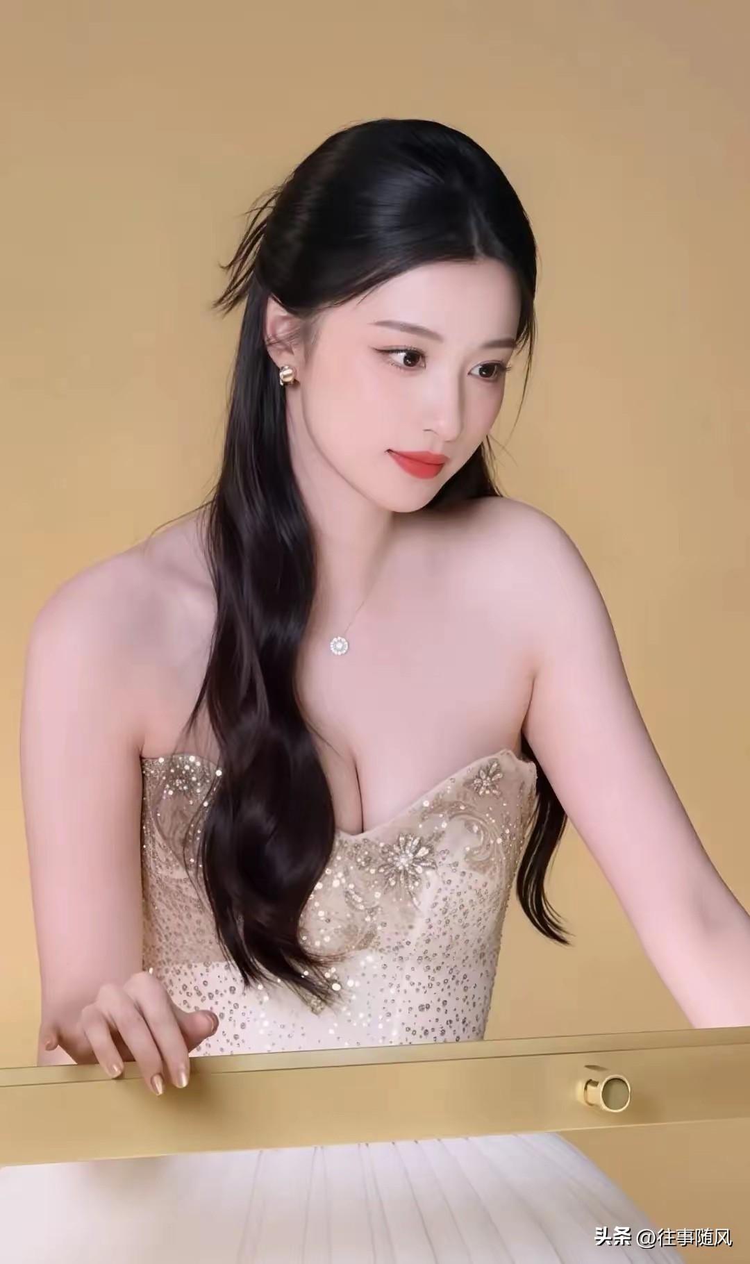 优雅黑发美人，金色礼服闪耀，气质迷人！💃✨王楚然