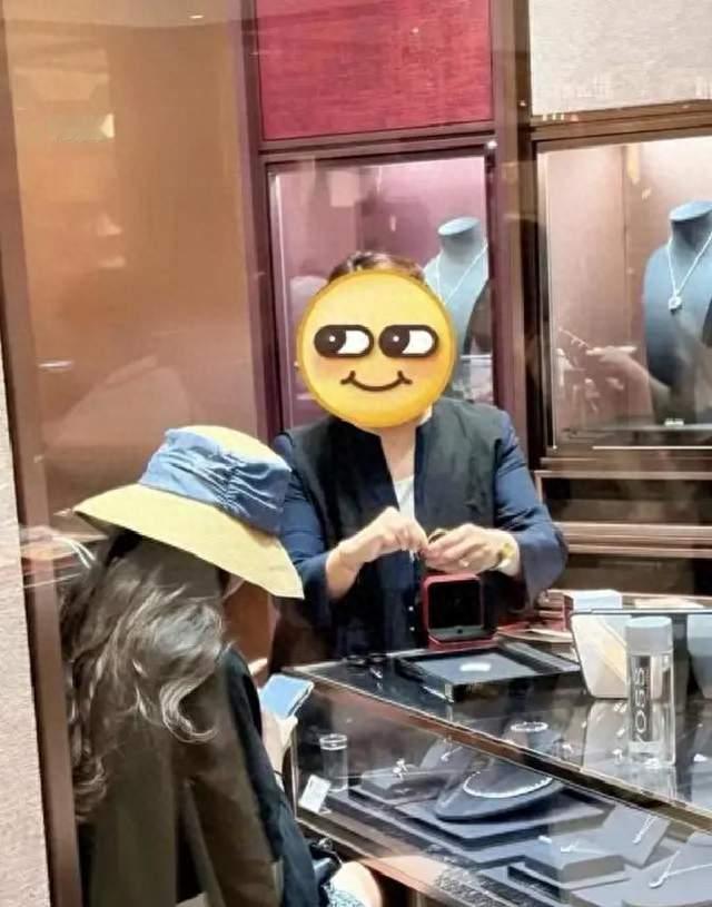 刘亦菲北京逛街被偶遇，穿凉拖玉足白皙，本人连头发丝都是美的