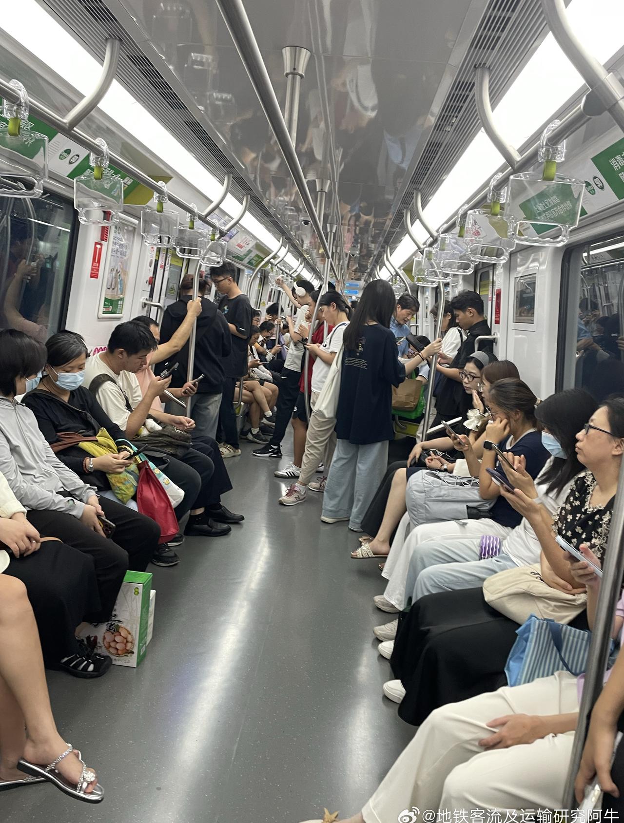 网友：2025年9月23日，星期二，秋分节气，傍晚5点25分，苏州地铁8号线，往