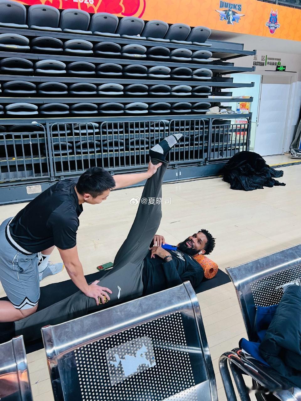 山东男篮青年新秀王证今天下午俱乐部杯首秀，陈林坚三分球稳准狠，也会登场比赛，外援