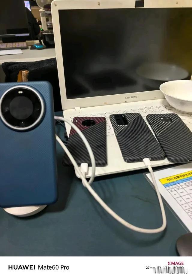 以前是毒贩用两部手机，后来是警察用两部，再后来是养情人用两部，现在不知道用两部干