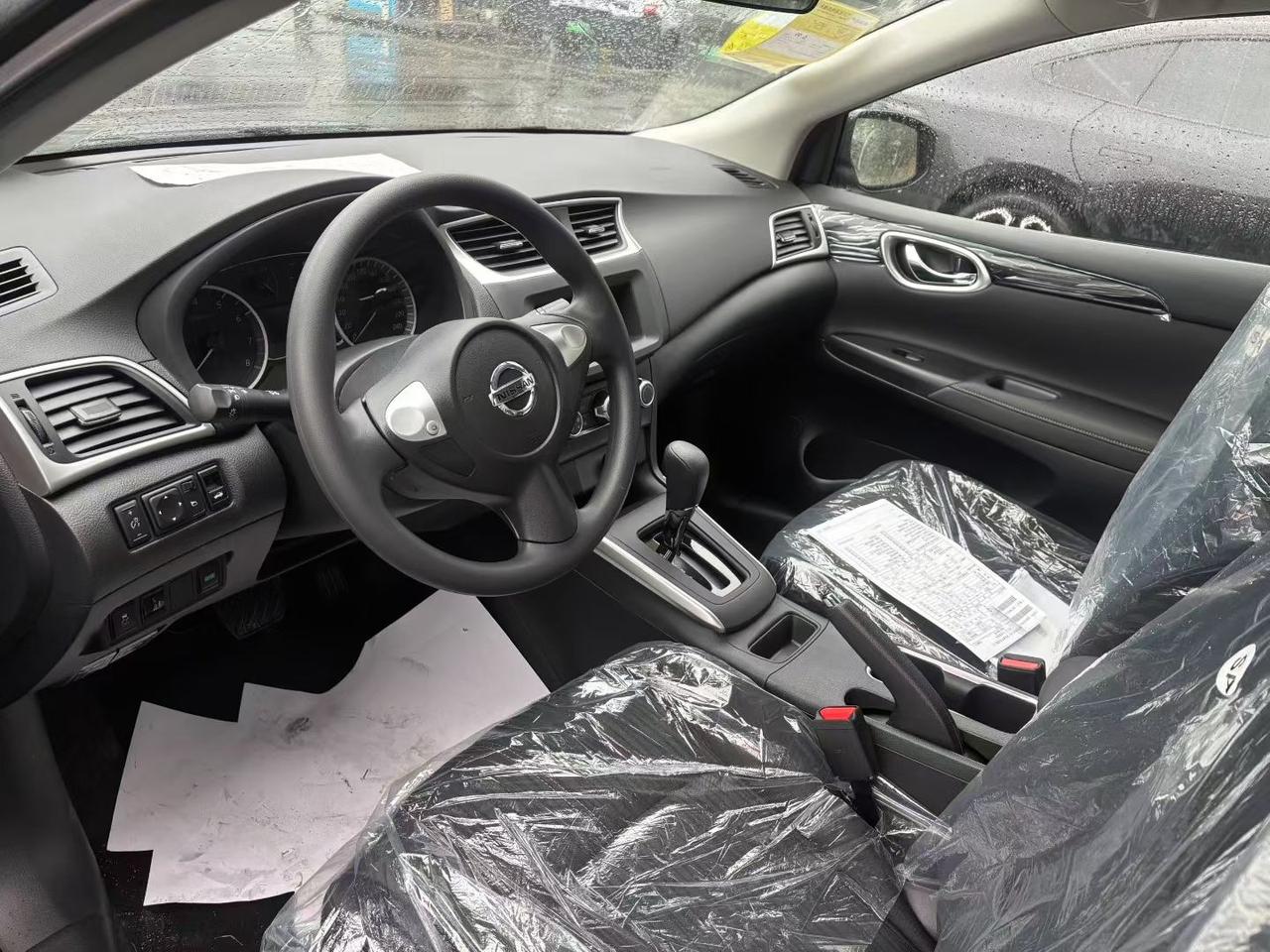 这款经典版的轩逸采用了家用务实的风格，车内基本都是硬塑料，做工中规中矩，车内的异