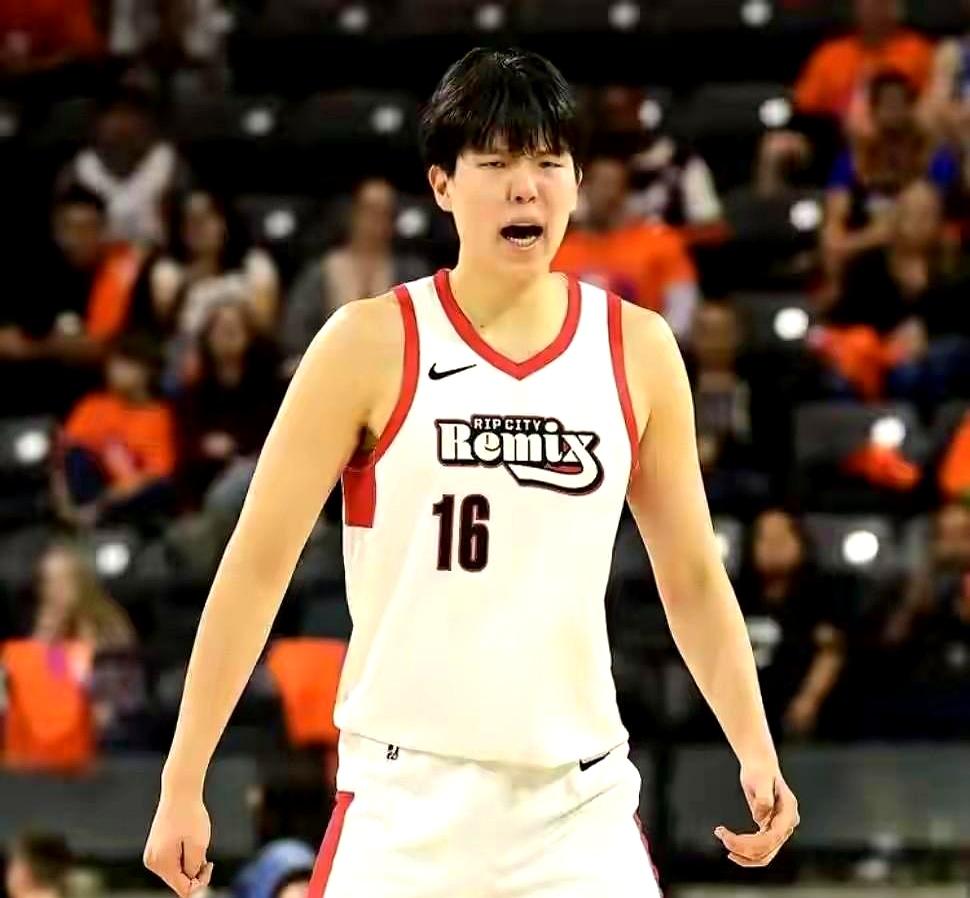 22分+7板，凌晨才到球馆
 

凌晨四点落地，下午四点首发，他照样把对面内线按