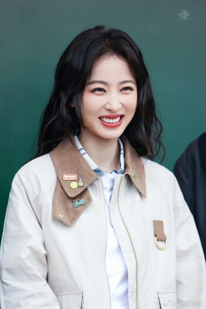 想魂穿周雨彤手里牵着的那只小狗被周雨彤的英伦风硬控了 姐姐低头系鞋带，小狗用鼻子