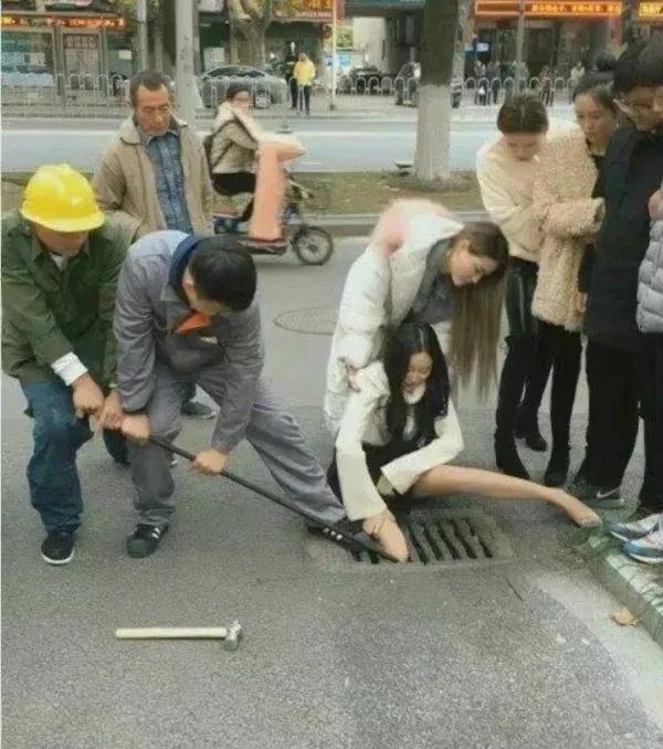 腿太细是一种什么样的体验？
呐…现在她就感受到了…