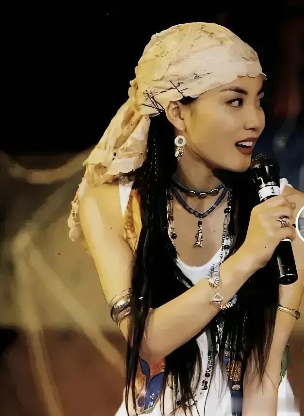 王菲的穿着打扮就是放到现在也不过时。