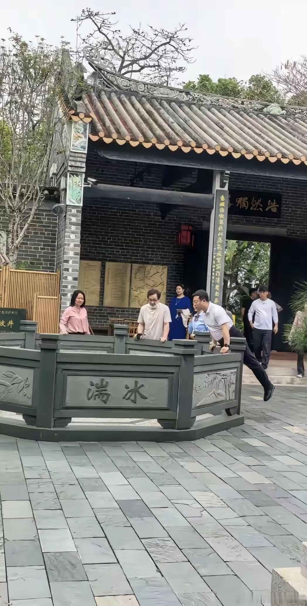成龙现身惠州苏东坡祠，与43岁房祖名同框，手搭儿子肩膀树下休息。 
