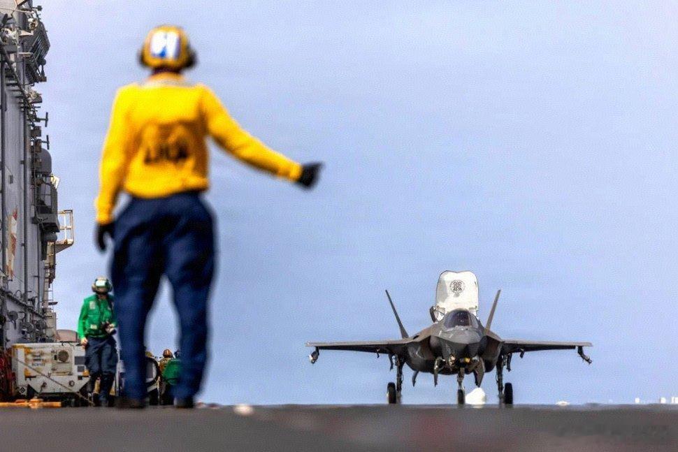F35B实战部署美海军陆战队第11远征部队在LHD4“拳击手”号两栖攻击舰上紧张