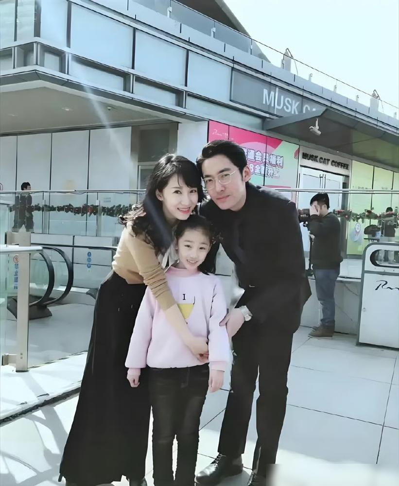 李念那些年，真把“阔太”俩字刻脑门上了，晒游艇晒包，生怕没人知道她嫁得豪。
 