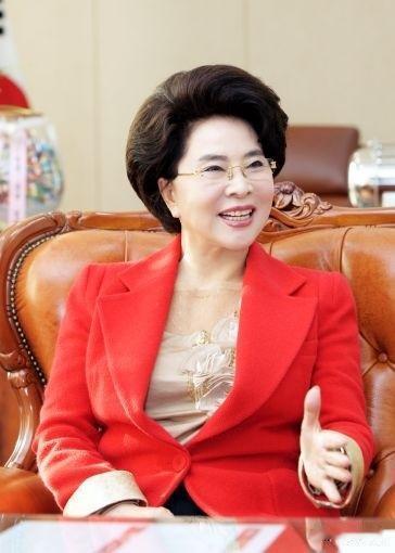 韩国93岁的嘉泉大学校长李吉女最近火了！在学校宣传片里，她一头乌发、皮肤紧致、眼