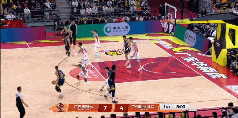 来欣赏一个广东男篮新赛季非常漂亮的一次内外配合诞生，由胡明轩高位持球叫掩护，王少