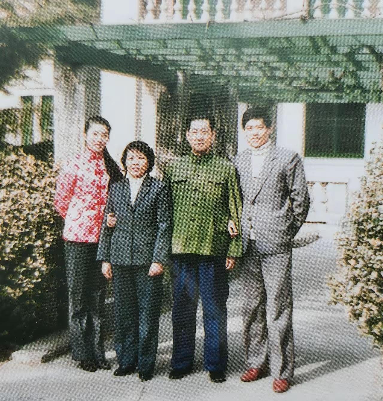 大军区司令员李九龙，他的儿子当了锅炉工，子女无人当官。