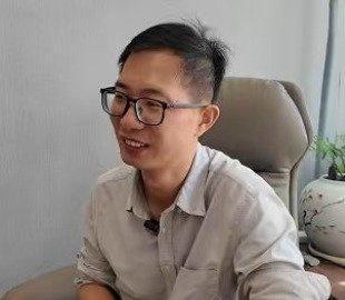 郑州硬核男媒婆！裸辞5年撮合100对，月入2万打服反对父母
郑州的大宝最近火了，