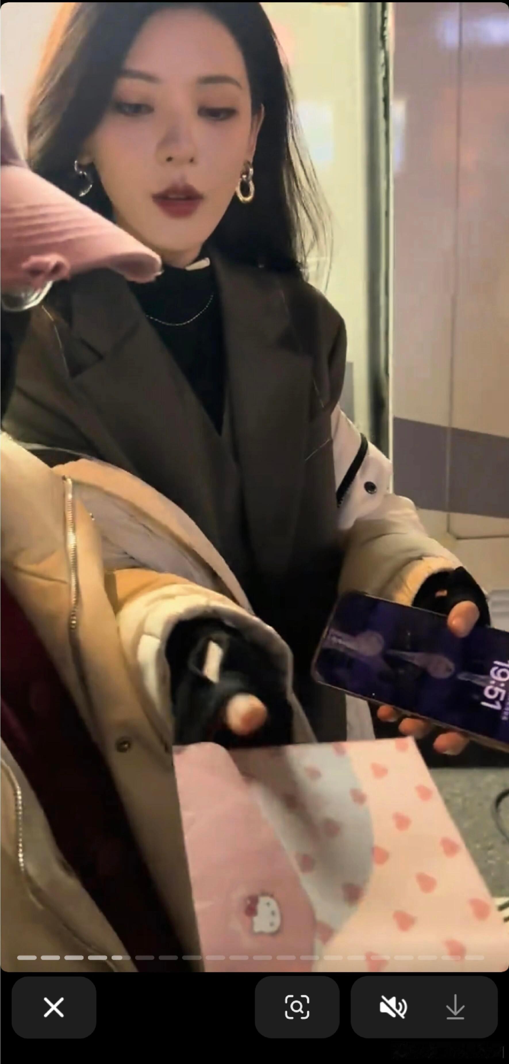 张予曦的壁纸居然是straykids李龙馥梦幻联动了哇～感觉张予曦是真的蛮喜欢花