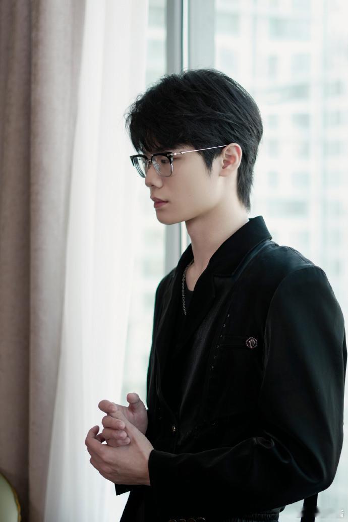 太好了是西装33 亲爱的 33，你穿西装的样子就像一首优美的乐章。每一个音符都代