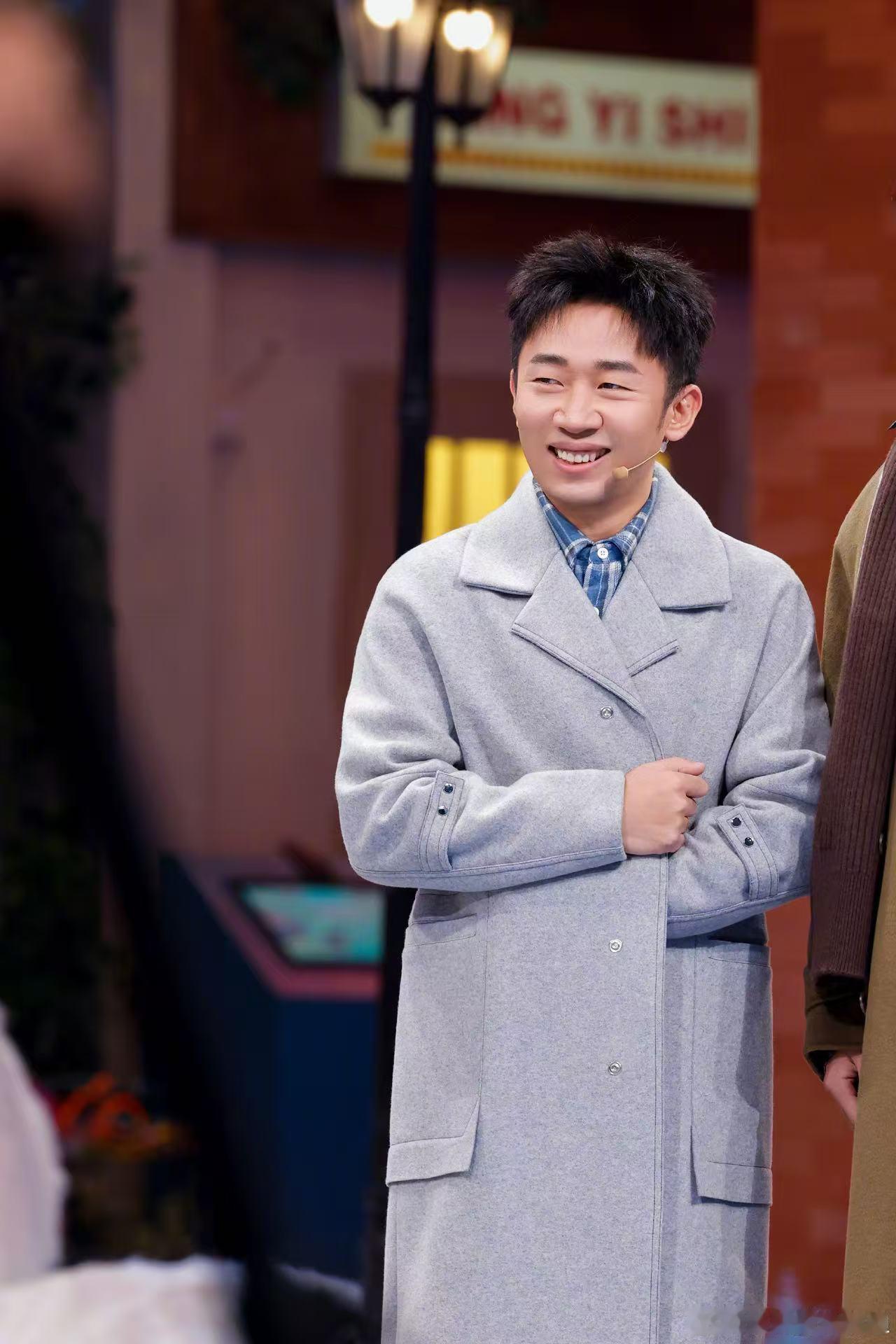 杨迪晒和网友的聊天记录 杨迪真的是“互联网活人”实锤。他会晒出和网友各种搞笑对话