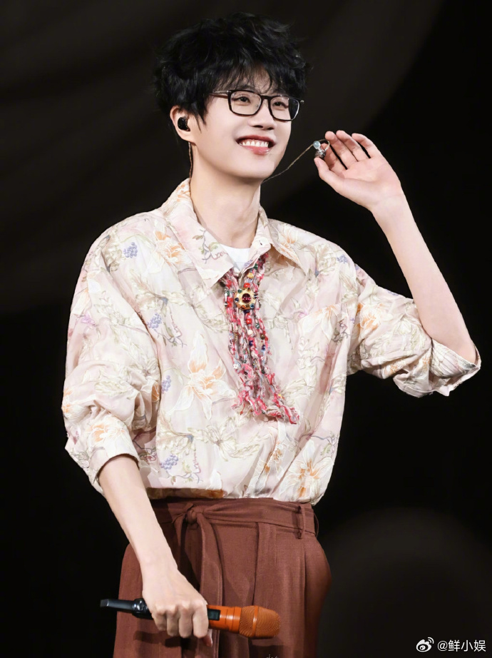 女子为看许嵩演唱会从加拿大飞武汉许嵩武汉演唱会带动商场客流 真心被戳到，原来真正