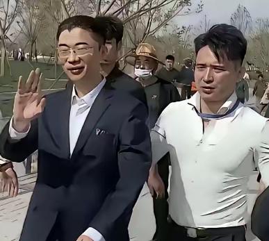 草根逆袭典范郭有才，早已褪去烧烤摊主模样，妥妥拿捏明星气场

如今的郭有才出行排