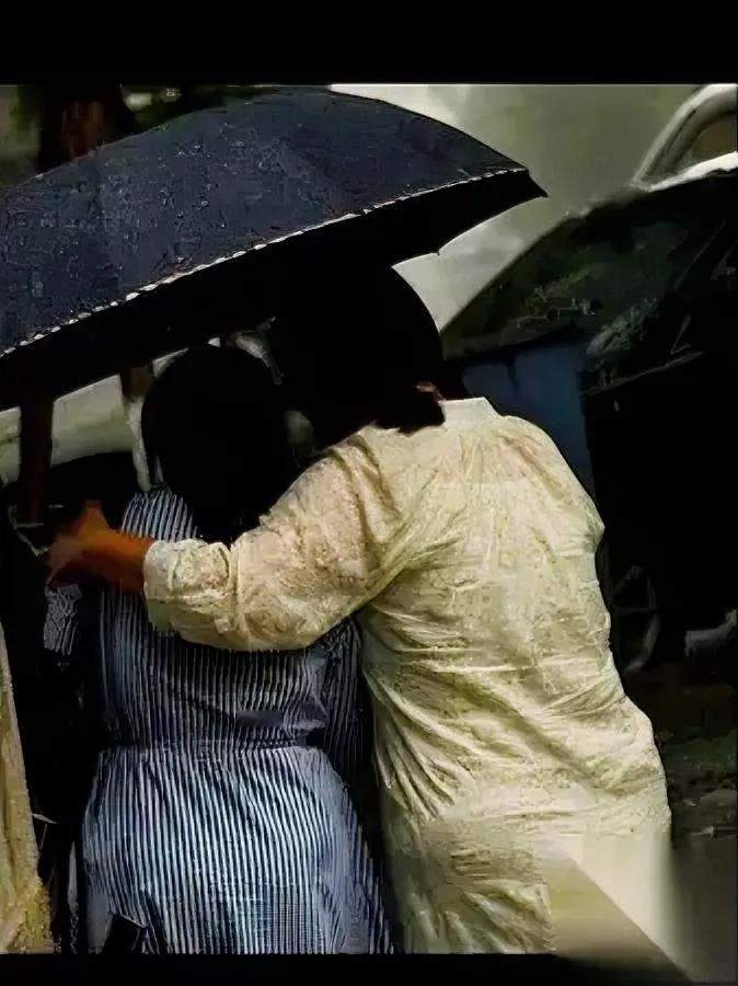 大雨里，女孩拒绝上车

原因让人心酸…

山东那场暴雨里，好多家长开着私家车来接
